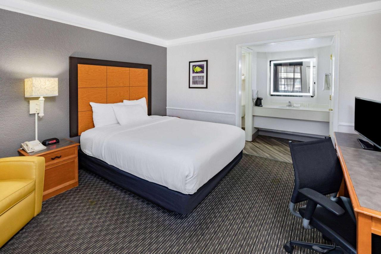 La Quinta Inn By Wyndham Laredo I-35 Bagian luar foto
