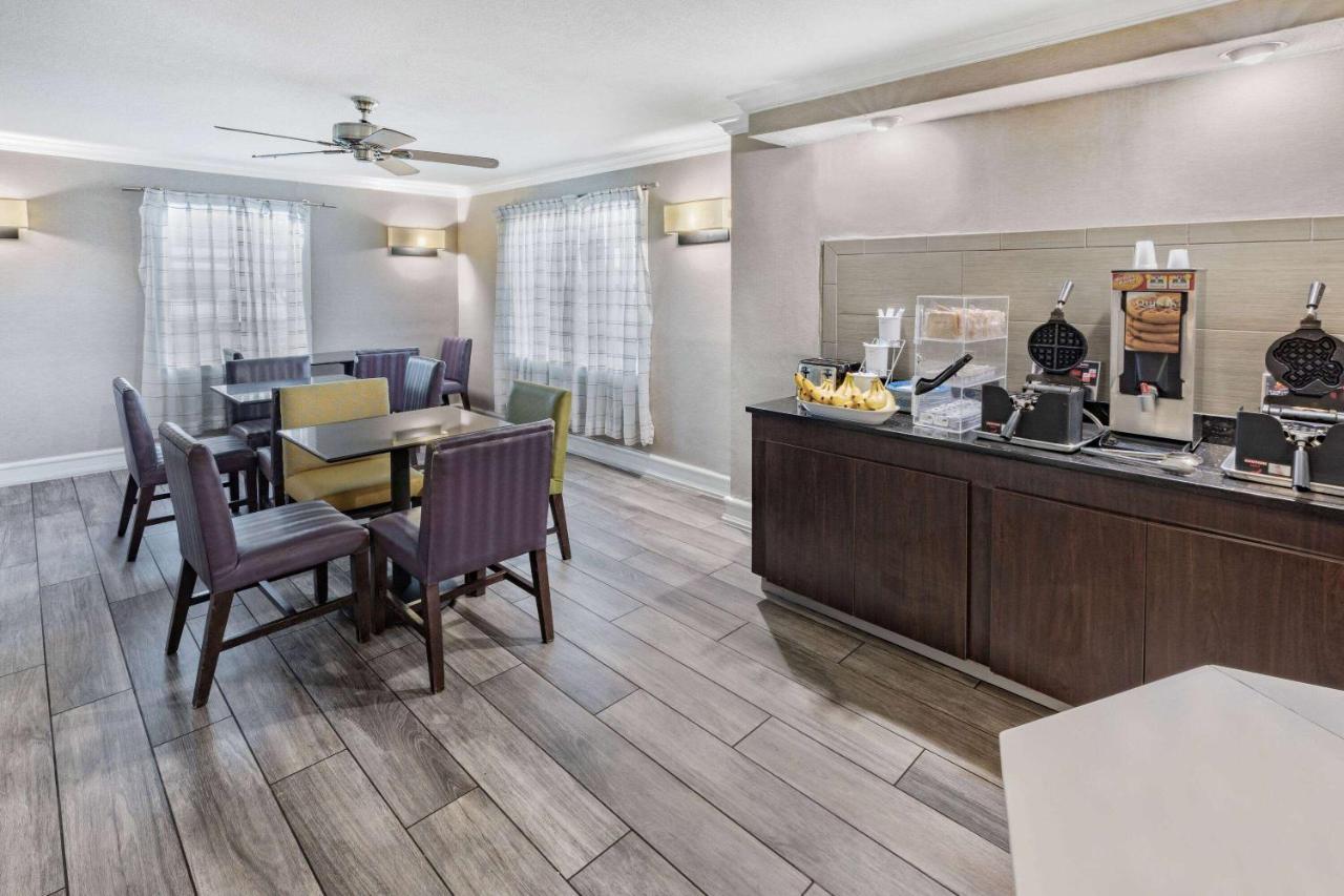 La Quinta Inn By Wyndham Laredo I-35 Bagian luar foto
