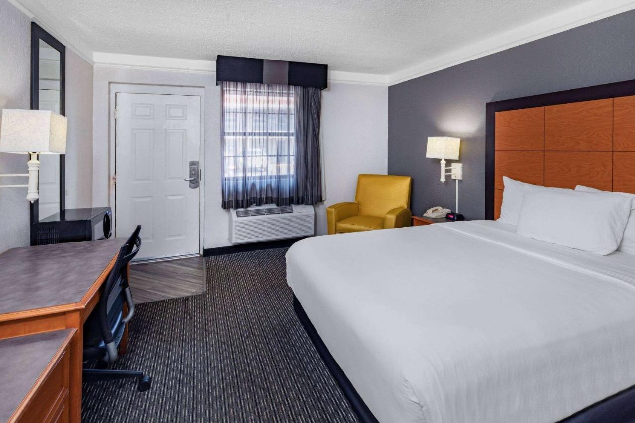 La Quinta Inn By Wyndham Laredo I-35 Bagian luar foto