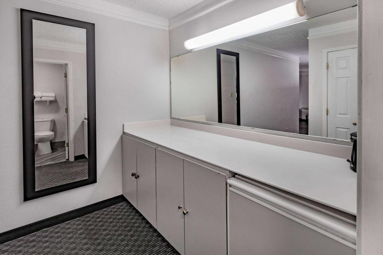 La Quinta Inn By Wyndham Laredo I-35 Bagian luar foto